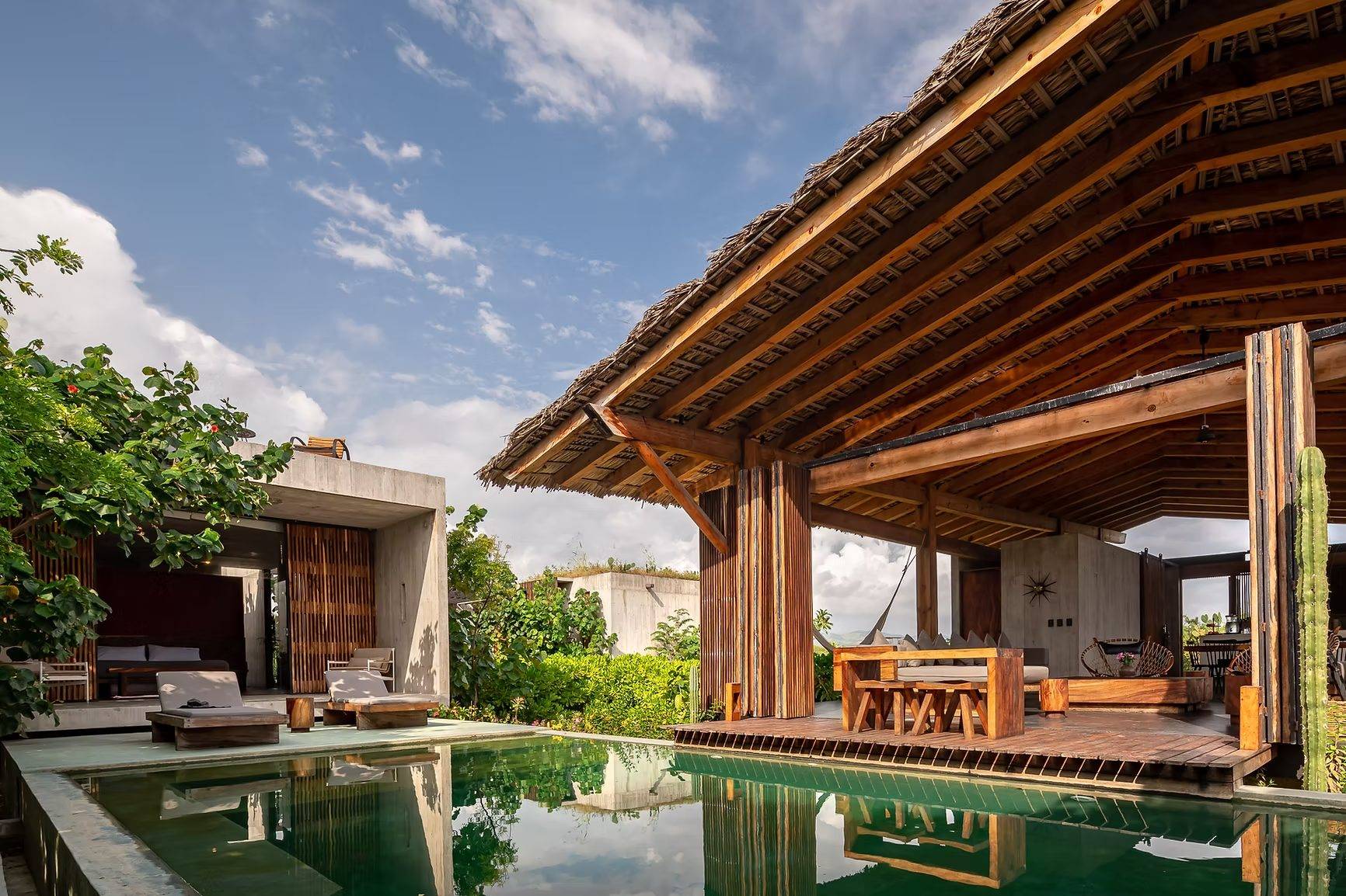 Palapa y alberca de Casa Malandra