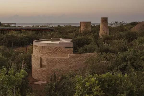 Hotel & Spa Terrestre entre la vegetación al atardecer